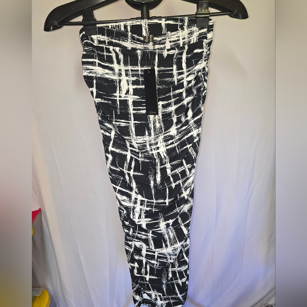 #57 VFSHOW Black and White Ruched Strapless Midi Dress